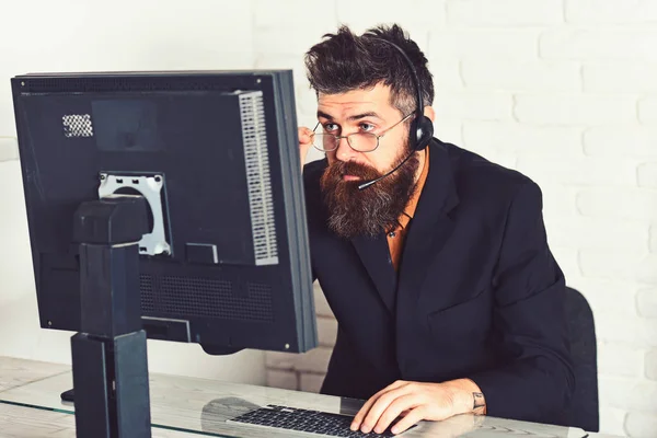 Mantenerse educado y razonable. Representante de la empresa barbuda en el ordenador. Operadora del centro de llamadas. Hombre barbudo trabajando en la oficina. Hombre con barba larga y auriculares. Responder llamadas de clientes —  Fotos de Stock