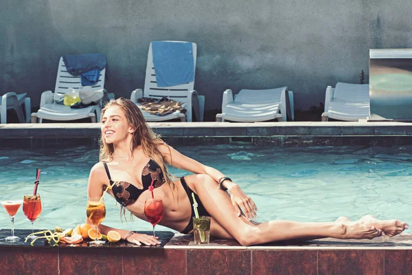 Καλοκαιρινές διακοπές και το κολύμπι στη θάλασσα. Μόδα γυναίκα με ανανέωση αλκοόλ στο Μαϊάμι. Κοκτέιλ με φρούτα στο σέξι κορίτσι στην πισίνα στις Μαλδίβες. Πάρτι στην πισίνα, χαλαρώστε στο spa resort. Πίνετε χυμό φρέσκο βιταμίνη, διατροφή. — Φωτογραφία Αρχείου