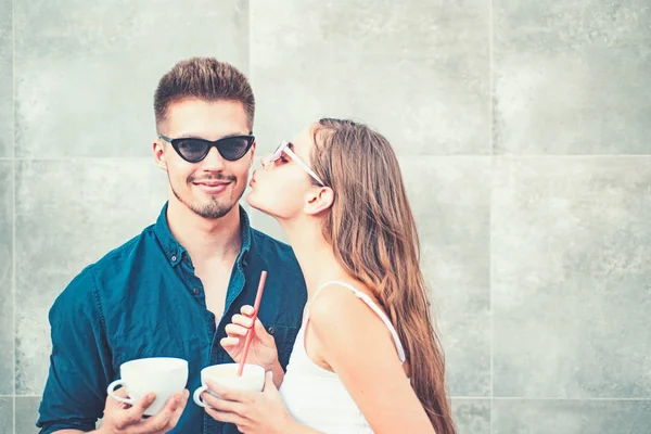 Что еще можно сделать, кроме поцелуя? Девушка и парень пьют эспрессо вместе. Пара женщин и мужчина с кофейными чашками. Пара влюбленных пьет кофе на открытом воздухе. Наслаждаясь лучшим кофе свидание — стоковое фото