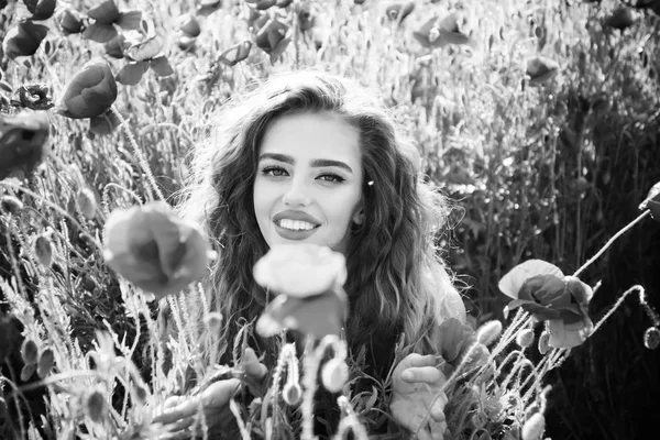 Mulher ou menina feliz no campo da semente de papoula — Fotografia de Stock