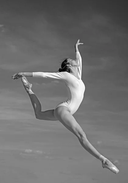 Graça e beleza. Estilo de dança clássico. Jovem bailarina saltando no céu azul. Dançarina de ballet gira. Uma mulher bonita vestida de dança. Praticando arte de balé clássico. Turma de ballet. Dança de performance de concerto — Fotografia de Stock