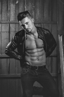 Takım elbise çantası ile birlikte güçlü adam