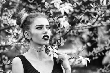 Ağaç bahar çekici kadın