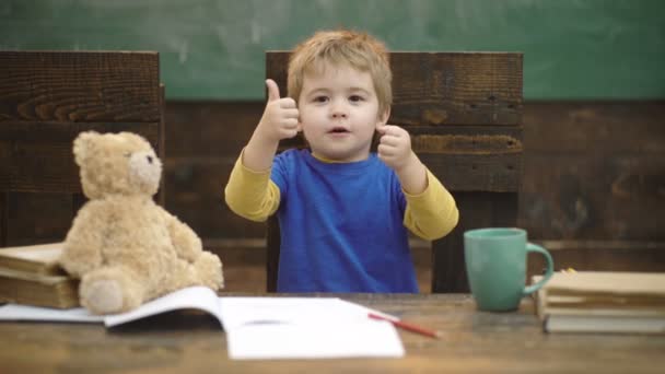 Un bambino piccolo che impara a contare. Aggiunta di numeri con le mani. Lezione di matematica all'asilo. Bambini della scuola, contando sulle dita. Compagno di classe Educare amico Conoscenza Lezione Concetto . — Video Stock