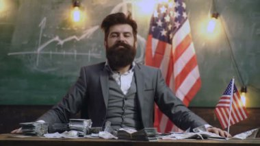 İş, finans, şans, servet ve insanlar kavramı. Para onun önünde paketleri ile Amerikan bayrağı çerçevede elbiseli bir adam bulanık portresi. Ekonomi ve Finans.