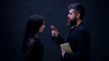 Din kavramı koyu arka plan karşı dini priest. Rahip ve kilise cemiyeti siyah bir arka plan üzerinde dua. İnsanlar için bir afyon dindir.