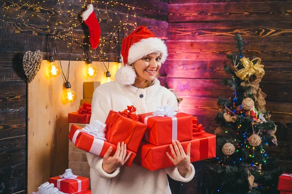 Şehvetli kız Noel için. Noel zamanı. Eğleniyor. Gerçek duygular. Kırmızı santa claus şapka giyen kış kadın. Yeni Yılınız Kutlu Olsun. — Stok fotoğraf