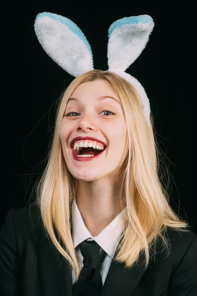 Mujer de moda máscara de conejito de Pascua. Mujer feliz en orejas de conejo con huevo de Pascua. Joven mujer de Pascua en orejas de conejo . — Foto de Stock