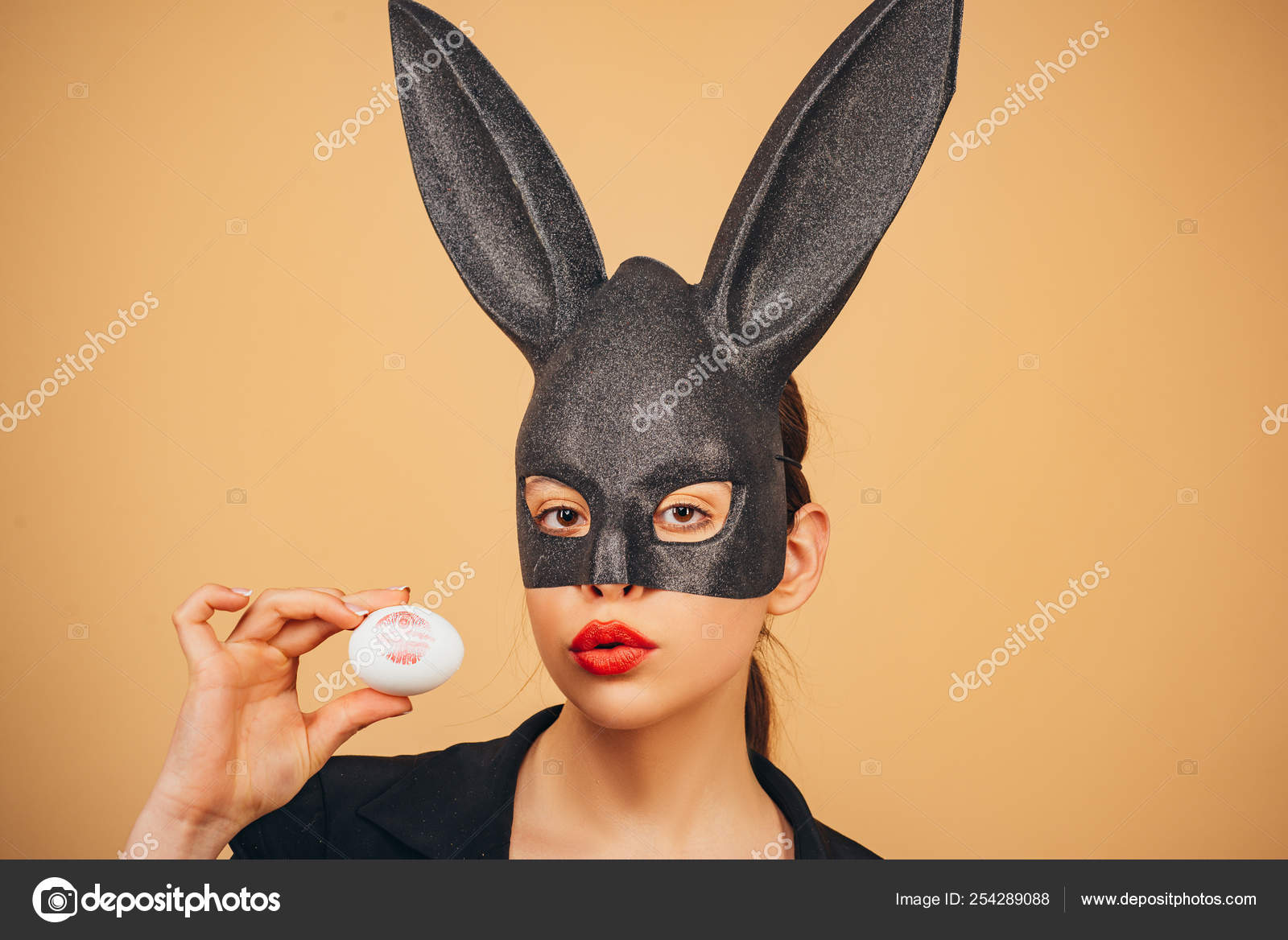 Femme De Paques Joyeuse Paques Levres Et Paques Empreinte Baiser Rouge A Levres Sur L œuf De Paques Femme Lapin Fille Avec Des Oreilles De Lapin En Dentelle Image Libre De Droit