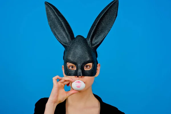 Lápiz labial beso huella en huevo de Pascua. Feliz Pascua. Chica con orejas de conejo de encaje. Mujer conejita. Conejito de Pascua mujer, conejo y niña . — Foto de Stock