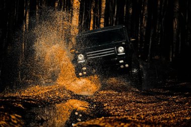 Off-Road aracı dağda gider. Çamur ve su sıçrama off-road yarış içinde. Drag racing araba lastik yakar. Aşırı. Off-Road araç. En iyi yol araçları kapalı. Ralli yarış.