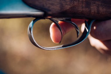 Hunter avı av tüfeği silahla. Bazı geyikler lekelenme tüfek ile kaçak avcı. Tüfek tetiği çekti. Büyük oyun. Metin için yer kopyalayın.