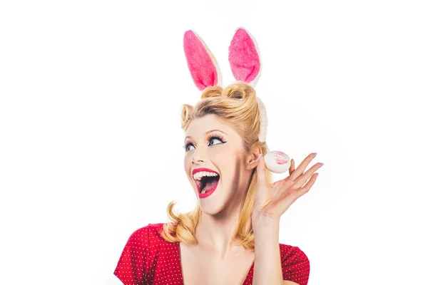 Mujer de Pascua. Mujer con una máscara de conejito de Pascua y se ve muy sensualmente. Mujer pinup en orejas de conejo con huevo de Pascua. Sexy modelo vestida con traje de conejito de Pascua . — Foto de Stock