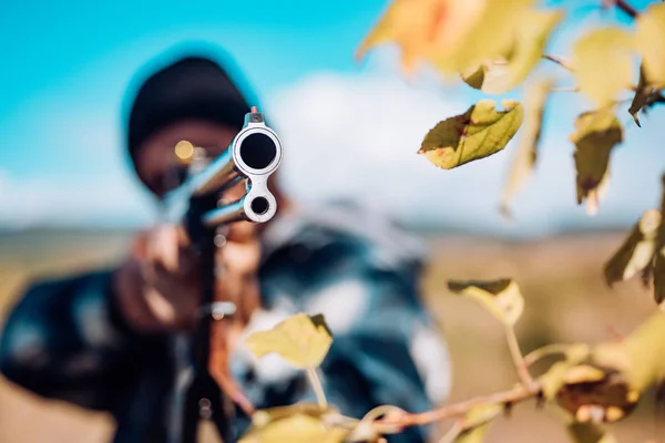 Jacht licenties. Hunter met jachtgeweer pistool op jacht. Herfst jachtseizoen. Stroper met geweer sommige herten spotten. Sporen. — Stockfoto