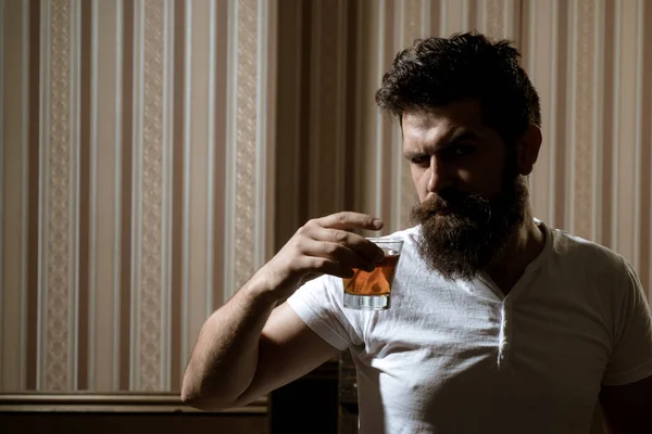 Portrait de barbe homme élégant. Beau barbu élégant homme boit à la maison après le travail. Un ivrogne. Homme élégant. — Photo