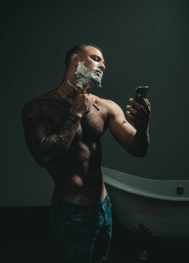 Tıraş kremi. Kuaför makası ve ustura. Berber ve Kuaför Salonu hakkında fikir. Vintage kuaför dükkanı tıraş. Kuaför saç modeli bir sakallı bir adam yapar..