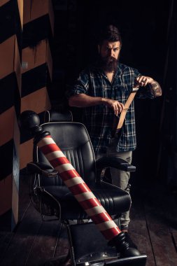 Berber vintage. Tıraş makinesi ile styling yapıyor. Sakallı erkek kuaförü kuaför dükkanı ziyaret etti. Sakallı adam saçını kuaförde berber tarafından elde. Saç stilisti ve Kuaför.