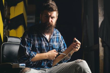 Kuaför berber dükkanı çekici sakallı adamın saç kesimi yapma. Sakallı bir adam bir kuaför dükkanında tıraş Kuaför.