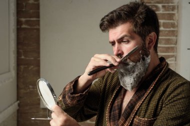 Berber kavramı. Kuaför saç modeli bir sakallı bir adam yapar. Sakallı istemci kuaför dükkanı ziyaret etti. Sakal bakım. Komuta sizde ziyaret Kuaför berber dükkanı olarak.
