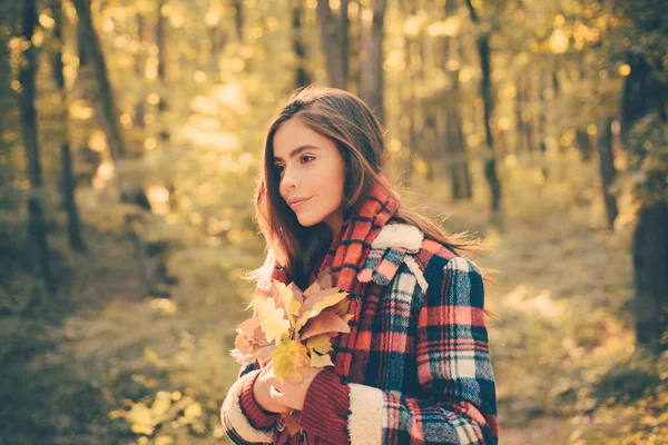 Utomhus livsstil mode porträtt av ganska ung kvinna gå på hösten parken. Utomhus atmosfäriska mode foto av unga vackra dam i Höstlandskap. — Stockfoto