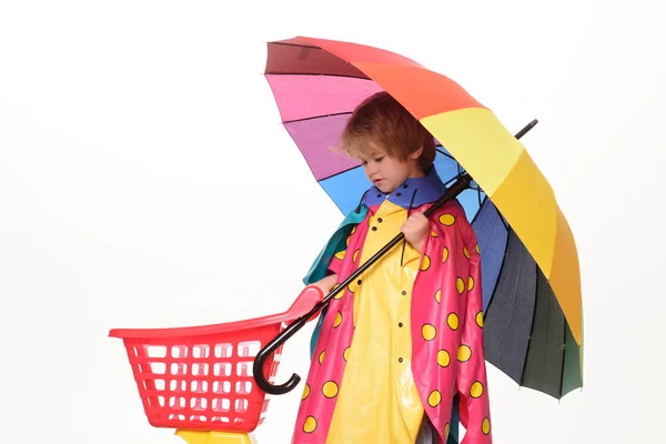 Jongetje met regenboog-gekleurde paraplu geïsoleerd op een witte achtergrond. Knap kereltje bij de voorbereiding van de herfst. Te koop voor het hele najaar collectie, ongelooflijke kortingen en geweldige keuze. — Stockfoto