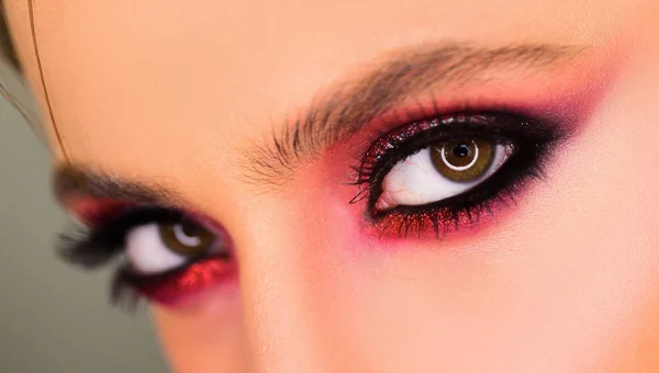 Ojos de mujer bella. Mujer bonita con pestañas perfectas. Concepto de belleza femenina para ojos. Un maquillador profesional pinta los ojos en el estudio . —  Fotos de Stock