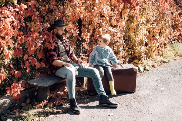 Tata i dziecko się śmieją. Szczęśliwy radosny ojciec z synem Ładna w kowbojski kapelusz. Rodzinne podróże i wakacje. Dzień Ojca - koncepcja. — Zdjęcie stockowe