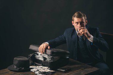 Takım elbiseli adam. Mafya. Para kazanmak. Para hareket. İşadamı muhasebeci ofisinde çalışıyorum. Küçük iş kavramı. Ekonomi ve Finans. Adam muhasebeci. Şimdi para kazanmak