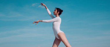 Daha fazla çalışmamız gerekiyor. Klasik bale sanat pratiği. Mavi gökyüzünde dans genç balerin. Şirin balerin. Dans giymek güzel kız. Konser sahne dansı. Klasik dans stili