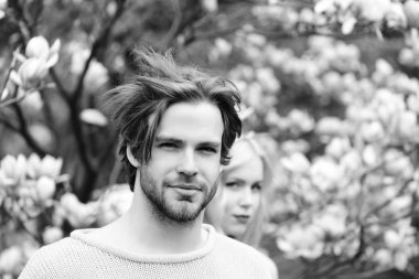 yakışıklı sakallı adam açık bahar bahçe, Manolya kızla