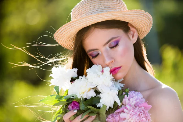 Trucco e cura della pelle. viso e cura della pelle. Viaggia in estate. Ragazza estiva con i capelli lunghi. Donna con trucco alla moda. Donna primaverile. Primavera e vacanza. Bellezza naturale e terapia termale — Foto Stock