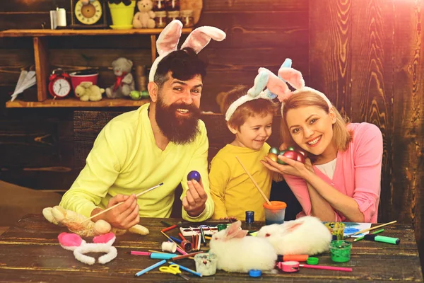 Mutlu bir aile için Paskalya yortusu yumurta fikirler. — Stok fotoğraf