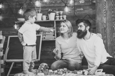 Anne ile çocuk oyun plastik bloklar ile Yapı İnşaat. Ebeveynler hugs, oynarken oğlu izlerken, ebeveynlik zevk. Baba, anne ve sevimli oğlu Oluşturucu tuğla ile oynamak. Ebeveynlik kavramı.