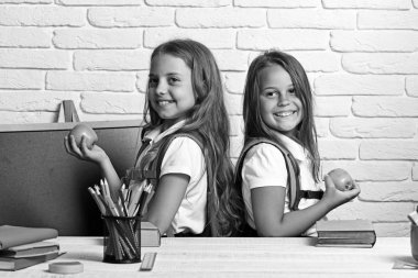 okul ders oturan ilkokul çocukları.