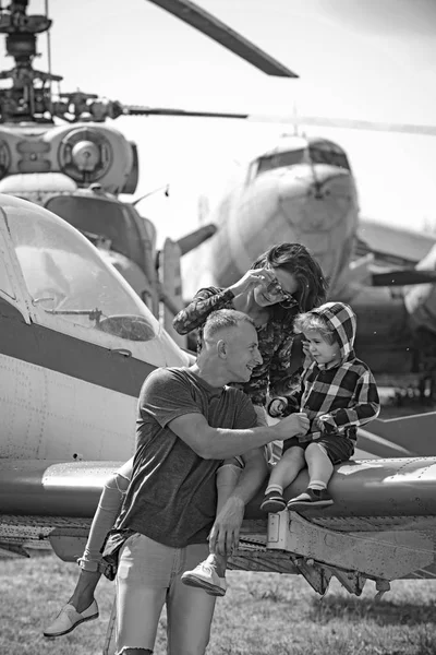 V letecké dopravě se těší. Šťastné rodinné dovolené. Rodinné dvojice se synem na dovolené cestovat. Žena a muž s chlapcem dítě na vrtulník. Air tour a cestování. Láska je rodinná hodnota — Stock fotografie