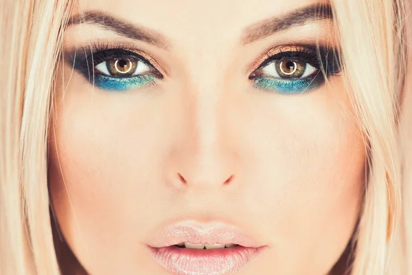 Donna con colore degli occhi, trucco viso, bellezza — Foto Stock