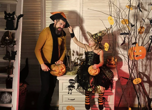 Fille et homme barbu avec des visages gais dans la salle de carnaval — Photo