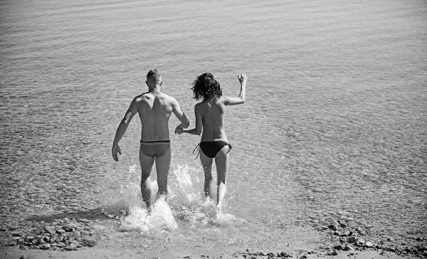 Couple heureux courant sur la plage en été . — Photo