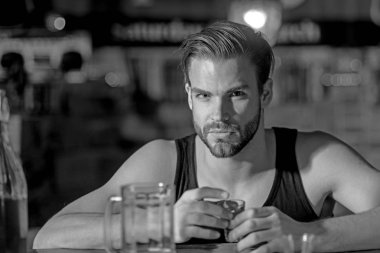 İşten sonra içki kapma. Adam içki güçlü alkollü içecek ve bira barda. Alkollü adam adlı bar counter içme. Kısa alkol içki ile alkol bağımlısı. Alkol bağımlılığı ve kötü alışkanlık