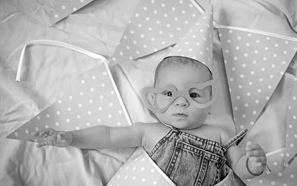 Lyckligaste dagen. Söta lilla bebis. Nytt liv och födelse. Barndomen lycka. Porträtt av glada lilla barnet. Liten flicka. Grattis på födelsedagen. Familj. Barnomsorg. Barnens dag — Stockfoto