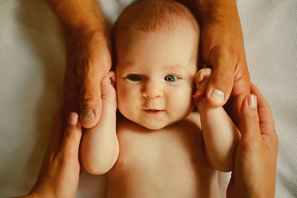 Feliz recién nacido. Bebé recién nacido feliz sonriendo. Atención pediátrica. Hija primogénita o hijo. Hijo primogénito. Pruebe el cuidado — Foto de Stock