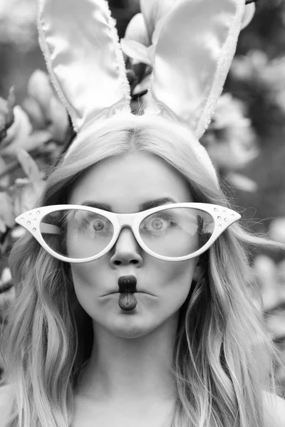 Vrouw maken vis gezicht in glazen en bunny oren — Stockfoto