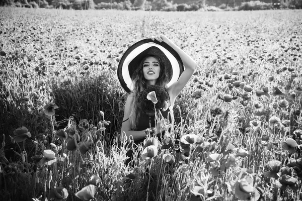 Bouquet di fiori a ragazza sorridente in cappello retrò, campo di papavero — Foto Stock