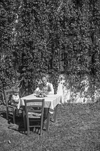 Aile ilişkileri üst ve yaz zevk çocuk. Baba ve oğul açık kafe. Adam gülümseme Restoran onun bebek çocuk için. Yaz tatil ve tatil. Babalar günü, Aile — Stok fotoğraf