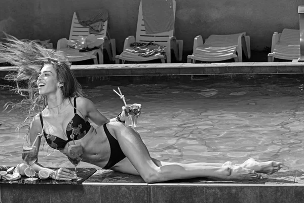 Férias de verão e natação no mar. Festa na piscina relaxe no spa resort. Mulher de moda com álcool refresco em miami. Cocktail com fruta em menina sexy na piscina em maldivas. Beba suco de vitamina fresco, dieta . — Fotografia de Stock