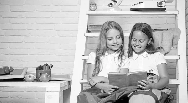 Книга, читающая интересную историю. Читать и учиться с двумя любопытными детьми . — стоковое фото