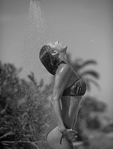 Σέξι γυναίκα πλύσιμο κάτω από το νερό ή την βροχή drop. σέξι γυναίκα να λάβει τροπικό ντους. — Φωτογραφία Αρχείου