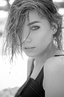 Benim saç yetişir ve vahşi büyür. Şehvetli makyaj göz seksi kadınla. Güzel kadın giyim uzun ve ıslak saçlar. Makyaj güzellik bak modeliyle. Saç ve güzellik salonu. Saç güzelliği olduğunu