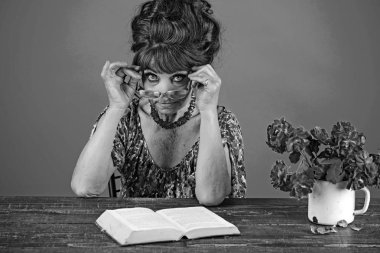 Yazar ve şair, büyükanne masal okumak.