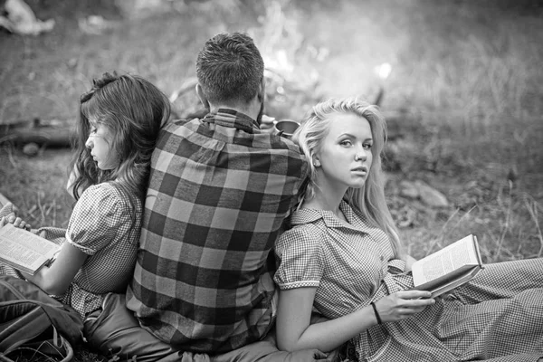 Menina loira sonhadora em roupa retro romântico lendo um livro, conceito de educação sustentável. Amigos fazendo piquenique na floresta — Fotografia de Stock